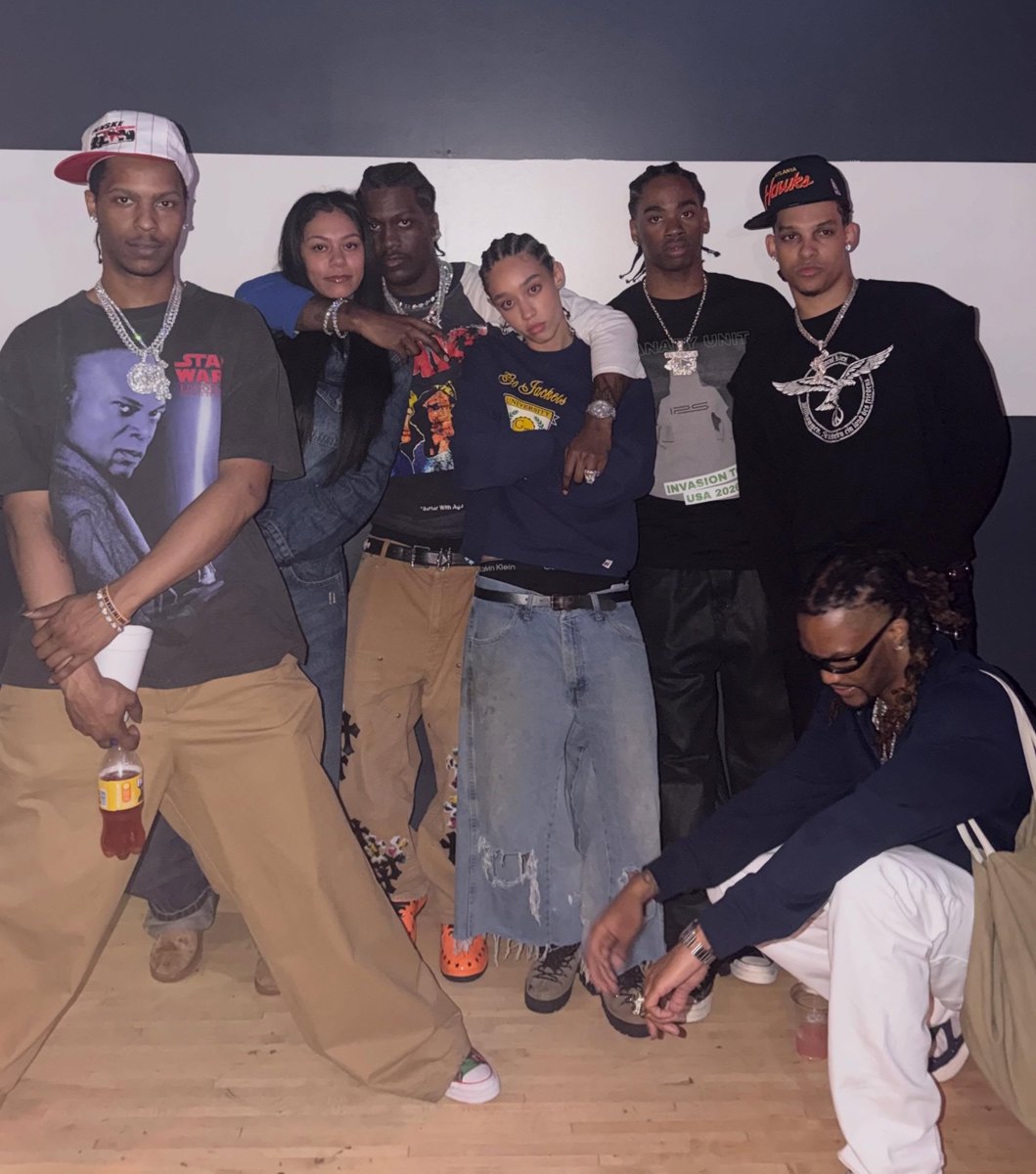 Kurrco's tweet photo. Lil Yachty &amp; Concrete Boys with KARRAHBOOO 👀

"v3 otw, gang is back" https://t.co/CPCnYkhjFO