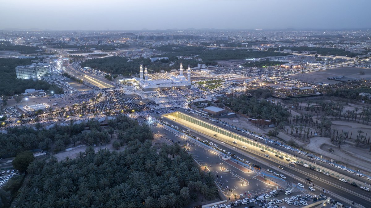 MadinaAuthority's tweet photo. مشاهد تروي عِظم المكان والزمان.
في رحاب #مسجد_قباء، أول مسجدٍ أُسس على التقوى، ارتفعت التكبيرات، وخشعت القلوب في صلاة #عيد_الأضحى المبارك.

#المدينة_المنورة https://t.co/UZf6OWL8Sv