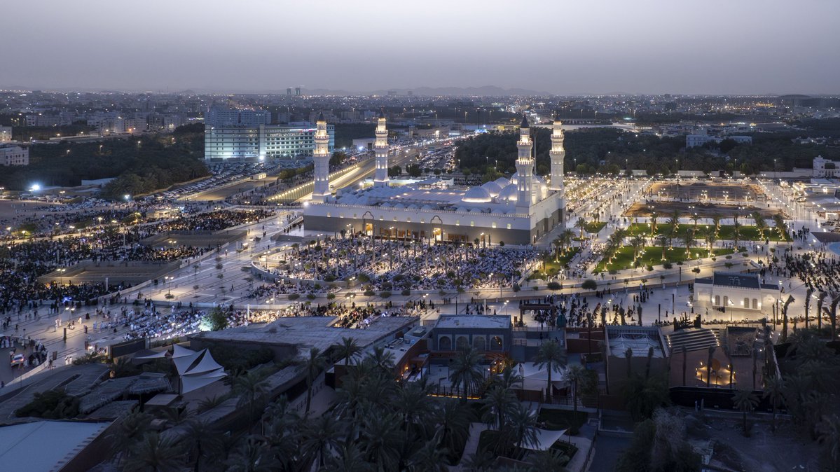 MadinaAuthority's tweet photo. مشاهد تروي عِظم المكان والزمان.
في رحاب #مسجد_قباء، أول مسجدٍ أُسس على التقوى، ارتفعت التكبيرات، وخشعت القلوب في صلاة #عيد_الأضحى المبارك.

#المدينة_المنورة https://t.co/UZf6OWL8Sv