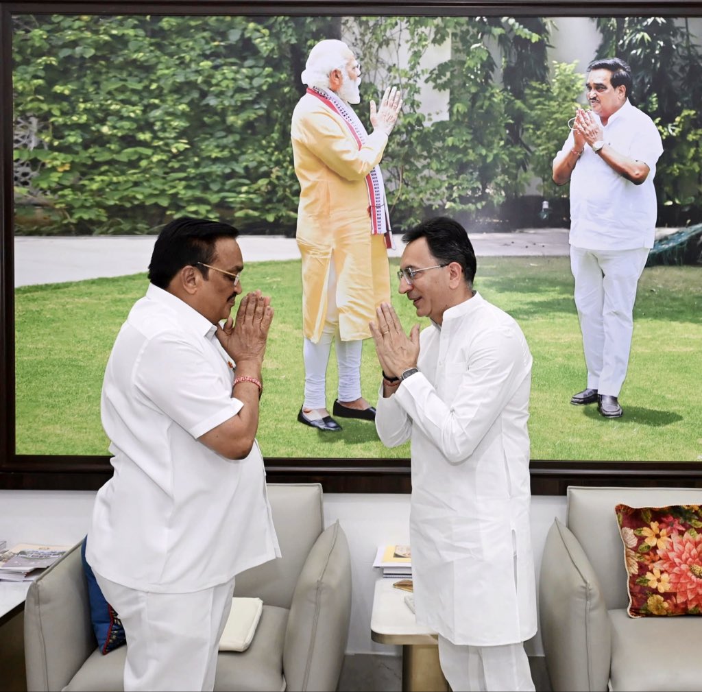 JitinPrasada's tweet photo. केंद्रीय जलशक्ति मंत्री श्री @CRPaatil जी से भेंट कर अपने संसदीय क्षेत्र पीलीभीत में माँ गोमती से जुड़ी विकास योजनाओं एवं उनके उदगम स्थल के सौन्दर्यीकरण को लेकर आवश्यक चर्चा की।

🏛️ नई दिल्ली

#बदलता_पीलीभीत
#NayeBharatKaNayaPilibhit https://t.co/fFsKMfJOeT
