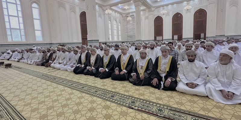 OmanNewsAgency's tweet photo. محافظُ مسندم يؤدّي صلاة عيد الأضحى المبارك بجامع السُّلطان قابوس بولاية دبا بحضور عددٍ من أصحاب السّعادة والمسؤولين والمشايخ والرّشداء إلى جانب جمعٍ من المُواطنين والمُقيمين.

https://t.co/XtBKq6hfG8

#العُمانية https://t.co/6SH45g4ju7