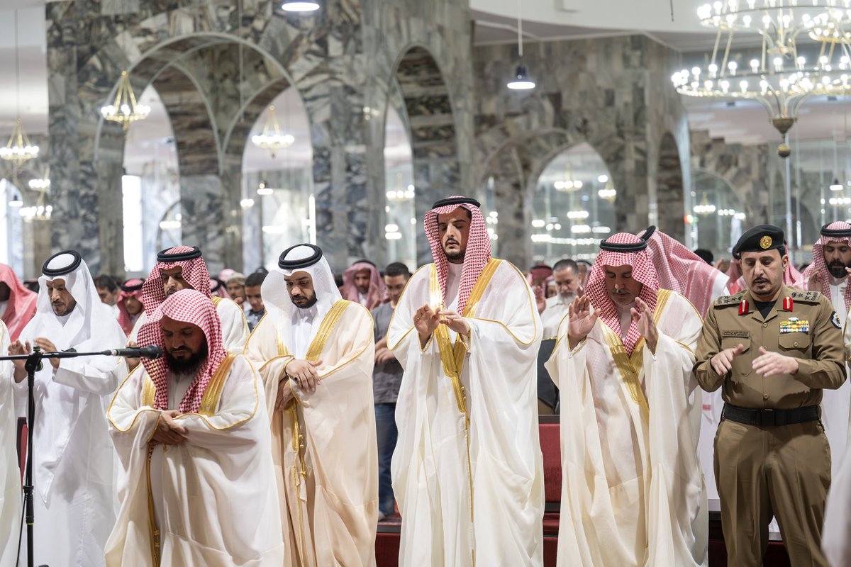 gov_taif's tweet photo. سمو #محافظ_الطائف الأمير #فواز_بن_سلطان_بن_عبدالعزيز 
 يؤدي صلاة #عيد_الأضحى المبارك مع جموع المُصلين في جامع الملك فهد بالعزيزية https://t.co/KmVnMcjlnw