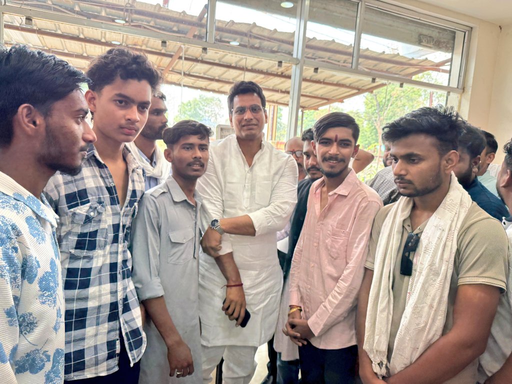 Devendra_1925's tweet photo. आज विश्रामपुर जाते समय कटघोरा में भाई विकास सिंह जी और युवा साथियों द्वारा मिले आत्मीय स्वागत और स्नेह ने संघर्ष की राह में नया उत्साह भर दिया। आपका अपनापन और समर्थन हमेशा ऊर्जा देने वाला है। हृदय से आभार https://t.co/36GUSXBDO4