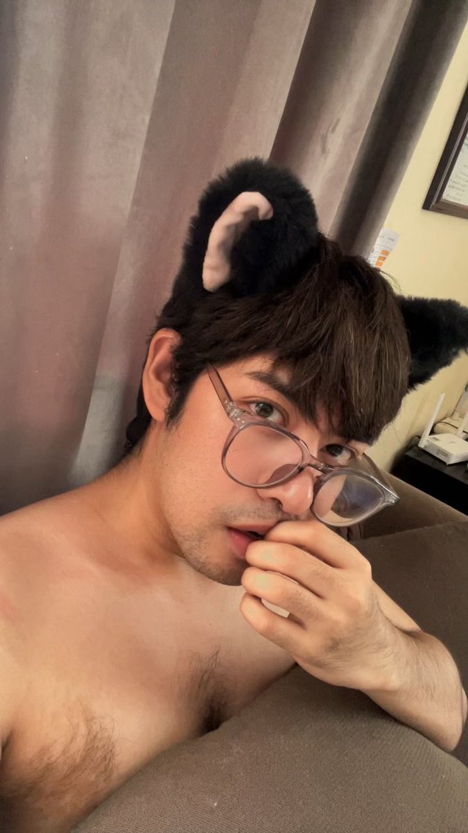 AhDiLee's tweet photo. Mahilig daw sa pusa si crush. Meow i guess… 😁😁😁 https://t.co/ICtQ383diF