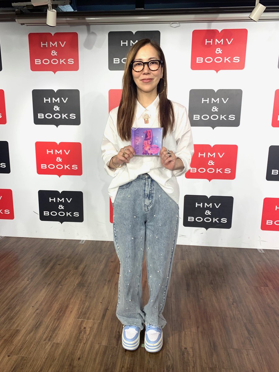 HmvBooksShibuya's tweet photo. 【#露崎春女】
露崎春女デビュー30周年記念ベスト『Soul Journey— 30th Anniversary』発売日に露崎春女さんご来店😍
サイン＆メッセージ頂いてます✍️

日本の歌姫（ディーバ）界を牽引してきた彼女本人プロデュースのオールタイム・ベストアルバム『Soul Journey— 30th Anniversary』💿
絶賛発売中🎤 https://t.co/kqD2L0LSme