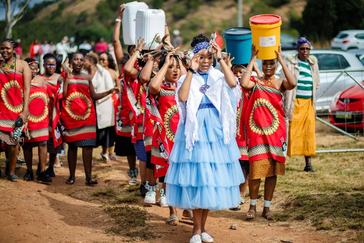 umhlangaswz's tweet photo. Congratulations to the Mdlulis🎉🥳
📸: Ejal'dini Studios 
#Bhekiswako #Luvuno  #kwentiwakanjena  #Gege #eswatini #LoveEswatini #blessed https://t.co/zCEX6trnaF
