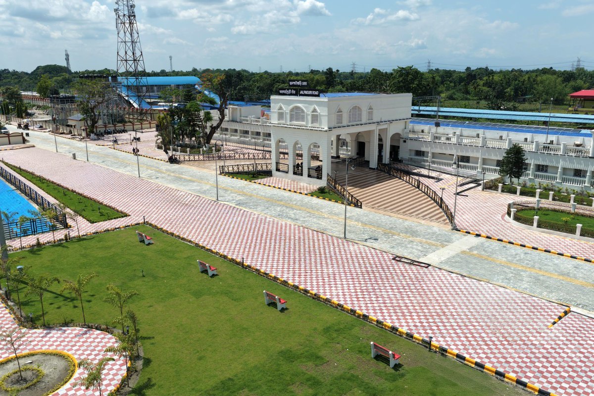 RailMinIndia's tweet photo. 🚉Modern infrastructure meets enhanced passenger convenience

Jalpaiguri Road Railway Station, West Bengal

-Modern illuminated station façade
-Improved passenger amenities including Lift & waiting hall
-Well-planned circulating and parking areas
-Solar panels promoting clean energy

#AmritStation