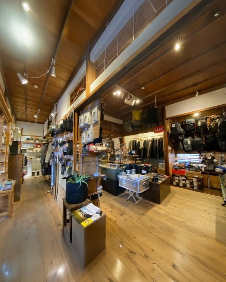 klipted's tweet photo. :::KLIPTED POP-UP STORE:::

Rimbaは店主である横浜さんの審美眼によって���レクトされたアウトドアギアを中心としたショップで、ご近所の皆様の憩いの場。
近年では、中古レコードの取り扱いもあります。
KLIPTEDにとってのインスピレーションの源でもあり、公私共にお世話になっているお店です。 https://t.co/wdXIvperzi
