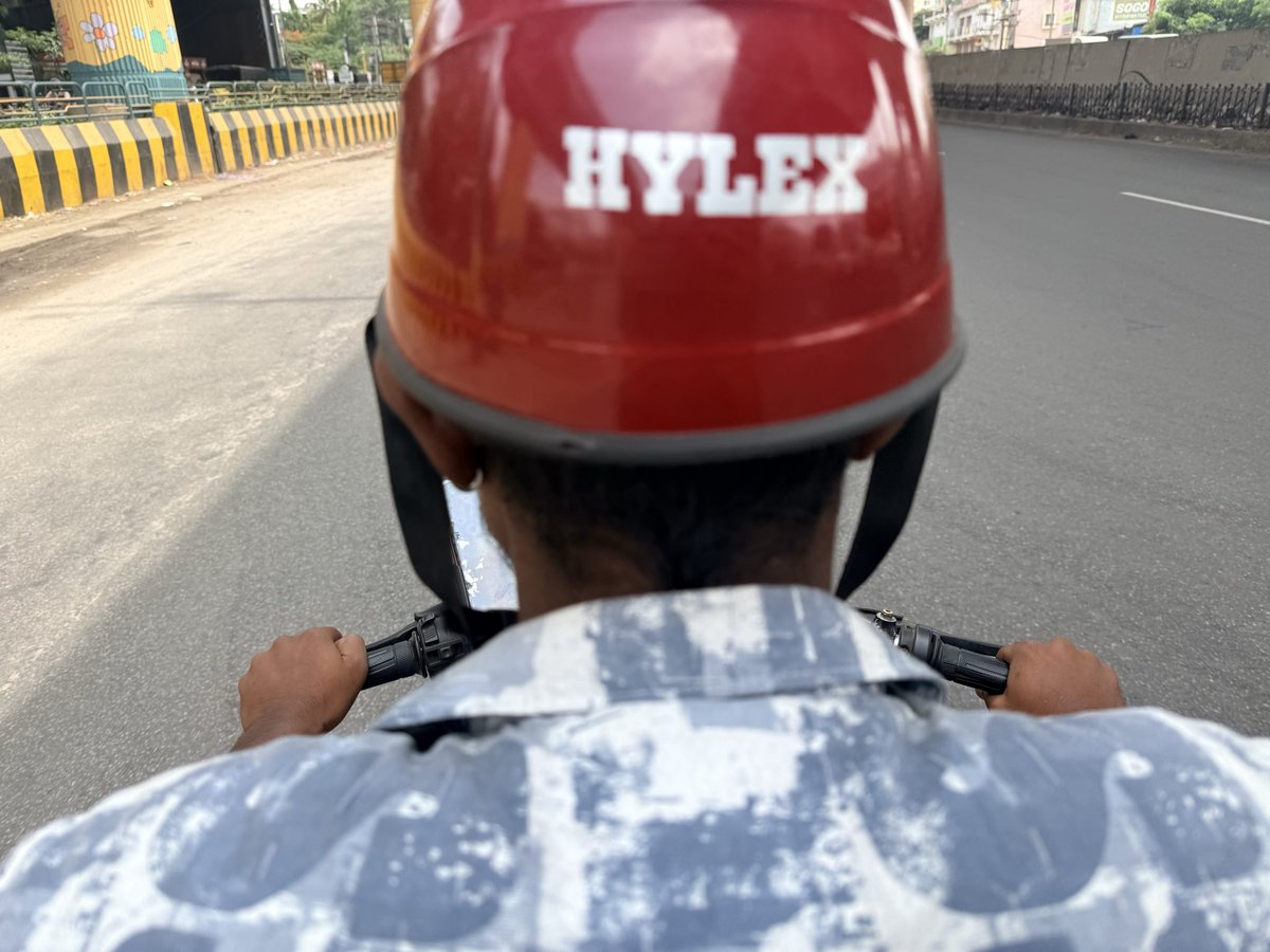 truthslayer1015's tweet photo. @rapidobikeapp what’s your criteria to ensure quality bike drivers are onboarding and maintain the safety standards. I got a damaged helmet in one of your ride and the bike did not had any mirrors at all. Do you care about the people safety. @CMofKarnataka @GKforKPSC https://t.co/cmfxpVL0S9