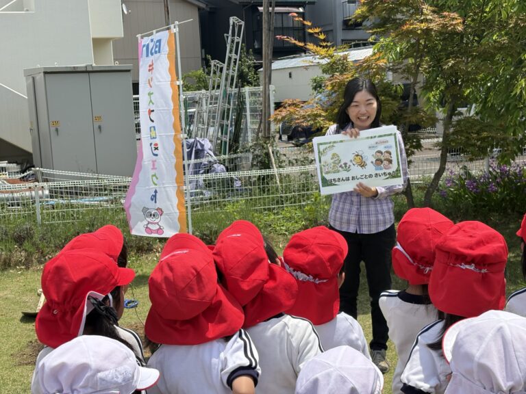 ecosysj's tweet photo. 5/20の「世界ミツバチの日」、ビオコン2023の受賞校・長生保育園でBSNキッズプロジェクトのイベントが開催され、当協会のスタッフがお話をさせていただきました。
https://t.co/7ZPXq99fXS

#講師派遣　#ビオトープコンクール　#園庭ビオトープ　#植樹　#環境学習　#日本生態系協会 https://t.co/hhCg5xN0S5