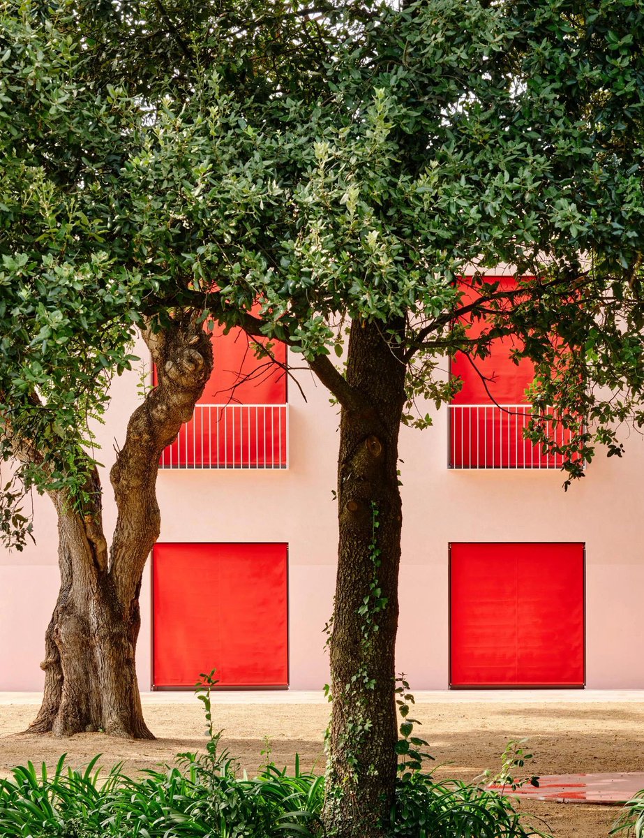 arquitect_viva's tweet photo. Escuela infantil Casa Nostra en Porqueres. Girona
Sarquella + Torres Arquitectes / Marc Riera Guix
https://t.co/o31H4kiNeG
Situada en el borde sur de l’Estany de Banyoles, el lago natural más grande de Cataluña, la nueva escuela infantil del campus Casa Nostra nace con la voluntad de reunir en un único lugar un programa educativo que hasta ahora se encontraba disperso por el centro de Porqueres. El proyecto se implanta sobre la huella de un edificio preexistente y se articula alrededor de un amplio corredor de acceso que conecta la escuela con el resto del campus. Gracias a las particiones correderas, las aulas pueden abrirse y relacionarse entre sí, generando espacios flexibles y cambiantes que se adaptan a distintas formas de uso.