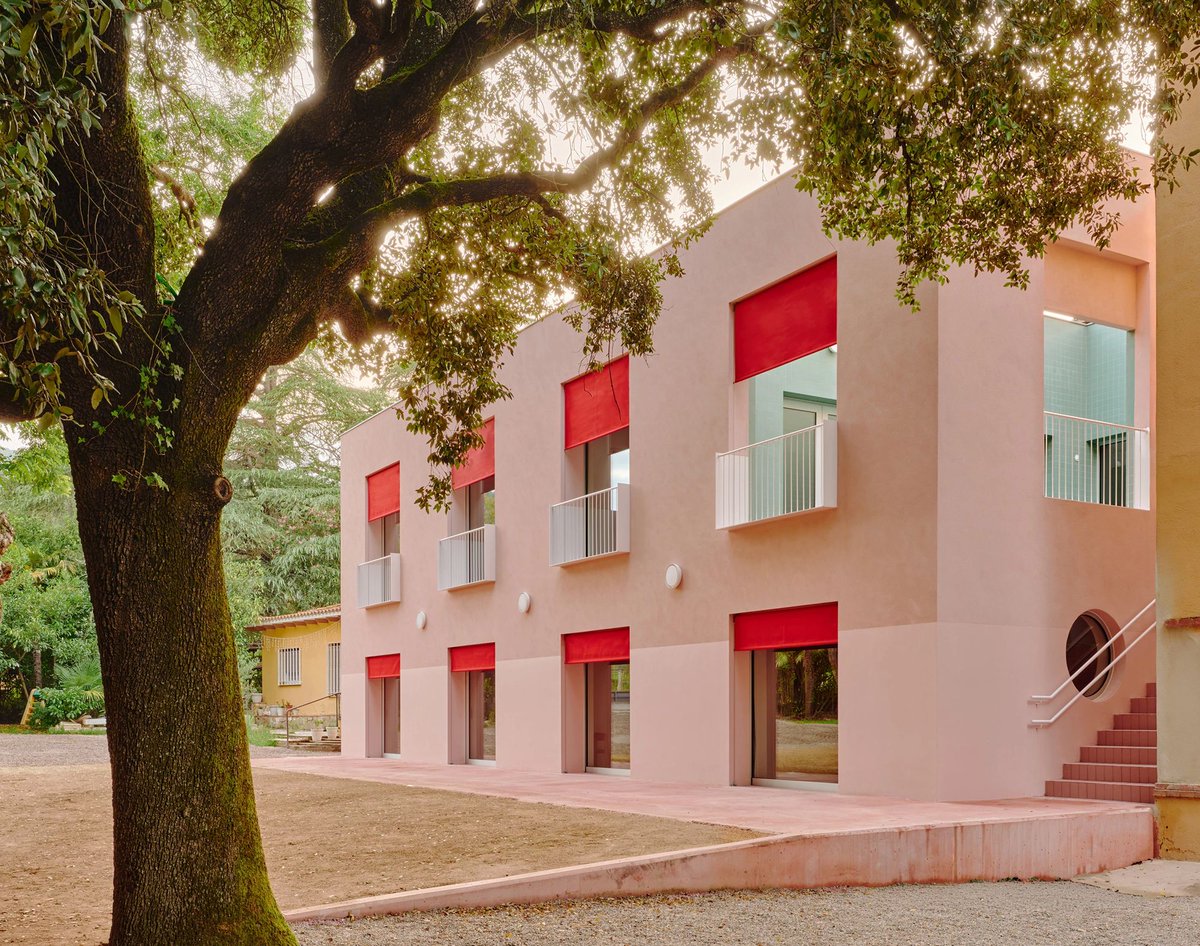 arquitect_viva's tweet photo. Escuela infantil Casa Nostra en Porqueres. Girona
Sarquella + Torres Arquitectes / Marc Riera Guix
https://t.co/o31H4kiNeG
Situada en el borde sur de l’Estany de Banyoles, el lago natural más grande de Cataluña, la nueva escuela infantil del campus Casa Nostra nace con la voluntad de reunir en un único lugar un programa educativo que hasta ahora se encontraba disperso por el centro de Porqueres. El proyecto se implanta sobre la huella de un edificio preexistente y se articula alrededor de un amplio corredor de acceso que conecta la escuela con el resto del campus. Gracias a las particiones correderas, las aulas pueden abrirse y relacionarse entre sí, generando espacios flexibles y cambiantes que se adaptan a distintas formas de uso.
