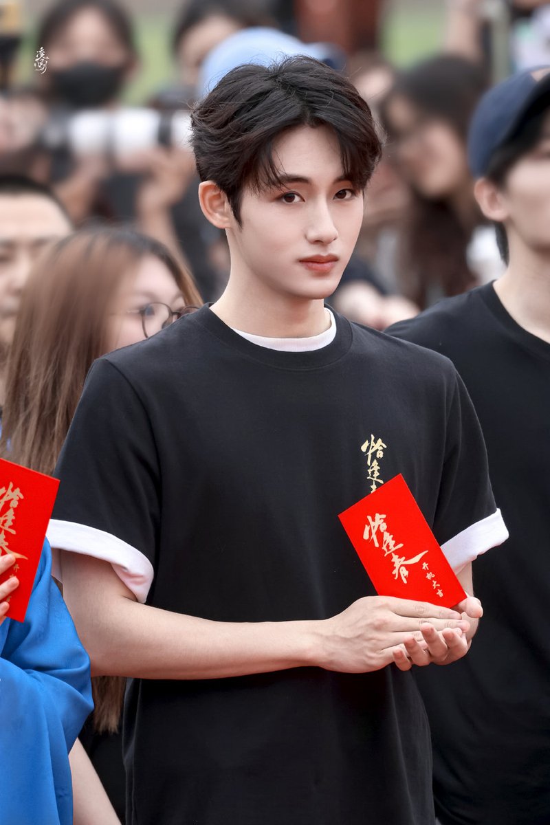 soonyunqi's tweet photo. 260527 WINWIN at QiaFengChun booting ceremony

Wishing the drama a great success, and congratulations on your new role!
©凌昀丨董思成
#WINWIN #DongSicheng #恰逢春 #QiaFengChun https://t.co/t1sv5qrQ5c