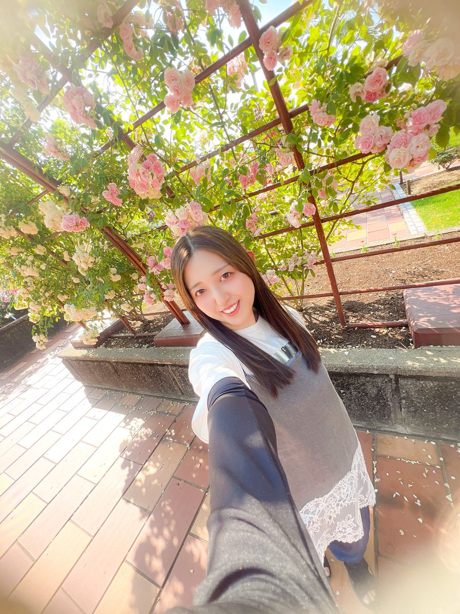 k_risa813's tweet photo. バラ園で自撮りしたときの写真📸🌹 https://t.co/ubn7vTBWf6
