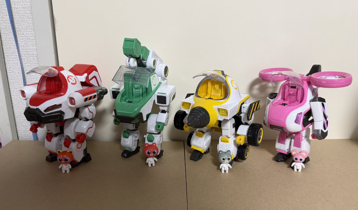 cosmoG2013's tweet photo. 韓国アニメ『기가빌더(ギガビルダー)』の玩具、とりあえずメカ玩具を開封
マシン状態からロボ状態に変形、搭乗者フィギュアも付属
商品化されたのはポキボット、マイティボット、レイボット、スキボットの4機で、ロボに変形しないルルトラックは未商品化

#韓国アニメ
#기가빌더
#Gigabuilder https://t.co/99w5DNXbQx