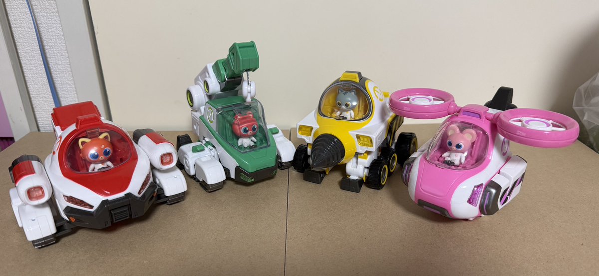 cosmoG2013's tweet photo. 韓国アニメ『기가빌더(ギガビルダー)』の玩具、とりあえずメカ玩具を開封
マシン状態からロボ状態に変形、搭乗者フィギュアも付属
商品化されたのはポキボット、マイティボット、レイボット、スキボットの4機で、ロボに変形しないルルトラックは未商品化

#韓国アニメ
#기가빌더
#Gigabuilder https://t.co/99w5DNXbQx