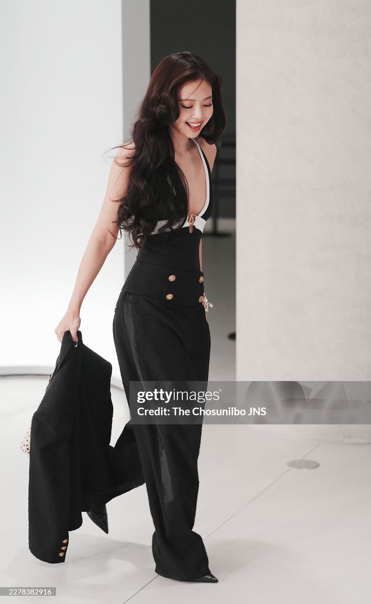 JennieDCGallery's tweet photo. 260527 #JENNIE at the #CHANEL show ─ getty images https://t.co/SajnefK3G1