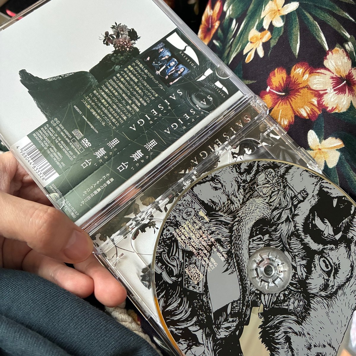 dorukuki's tweet photo. デザインしました、SAISEIGA / 黒舞台。
最新のシングル３曲(＋インスト)収録のCDと５周年ライブのDVDの2枚組！本日リリース！！ https://t.co/rQggR9gQrh