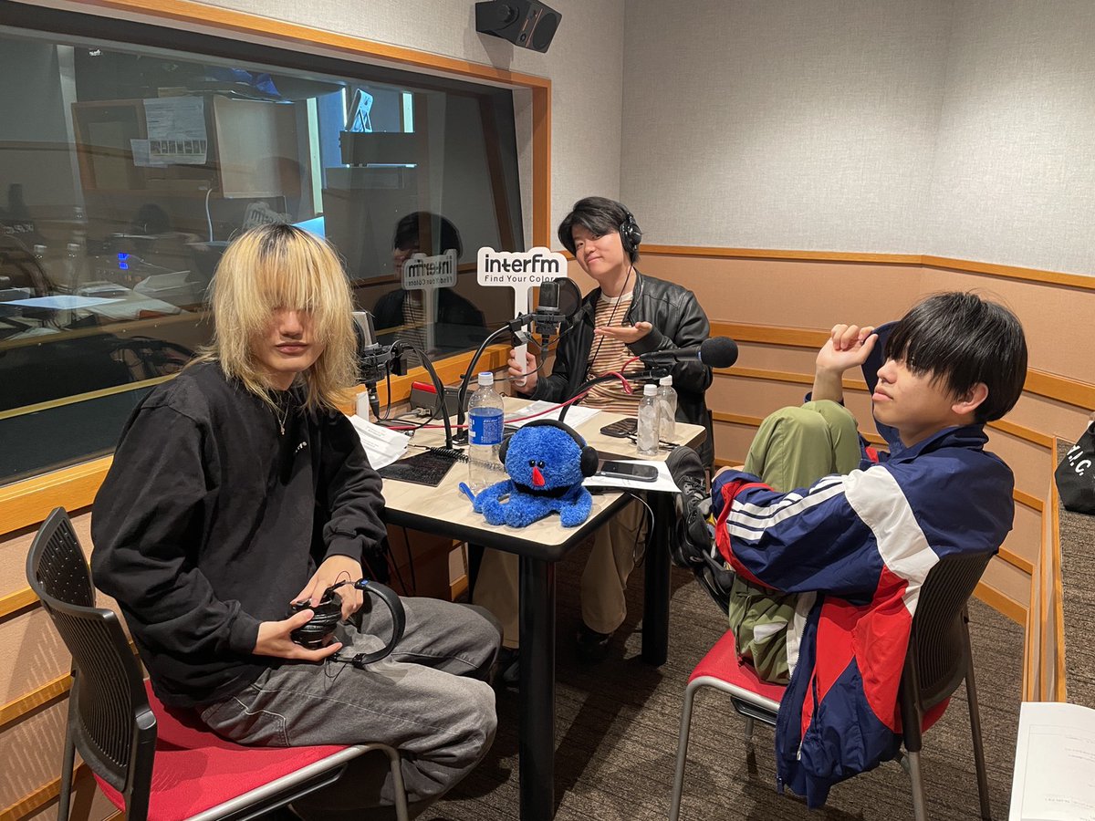 maverickmom_bd's tweet photo. interfm「#東京円盤倶楽部」#4
5/25(月)23:00〜23:30 OA

🎙️トークテーマ「辛い」
M1. G.A.P.P.A / #MaverickMom

🎙️メンバーが影響を受けたアーティスト
M2. YMM / #Suchmos

🎙️「Travessia」から1曲紹介
M3. ドメスティックシークレット / #MaverickMom

M4. Fancy / #MaverickMom

✉️メッセージをお待ちしています！
enban@interfm.jp
来週6/1(月)は『旅するMaverick Mom』をお届け✈️
・ツアーで行く福岡/愛知/宮城/大阪/東京/石川のオススメ
・ リスナーのみなさんが旅をした思い出の場所、感動したエピソードなど
旅にまつわるメッセージを送ってください！