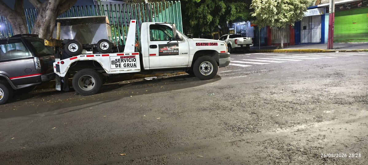 metroEcatepec's tweet photo. @SSC_CDMX @C5_CDMX @transito_CDMX una "grúa" estorbando la cebra y rampa peatonal sobre Gral. Ramades Gaxiola Andrade esq C. Alfonso Toro 
coordenadas 19.3669417, -99.1128883 https://t.co/0ZJABkmMmz