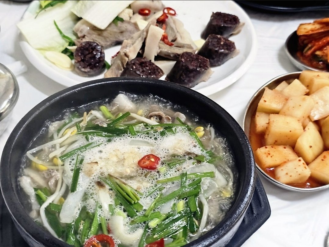 hasomingg's tweet photo. 오늘 종인이랑 세훈이가 간 순천 식당,
외할머니 댁 근처라서 너무 잘 아는 식당!!!
순천 제일식당
위치 : 전남 순천시 북문길 40
영업시간 : 오전 7시 ~ 오후 8시

옛날부터 순천 사람들한테 유명한 국밥집
오늘 순천대 전과자 촬영하구낭 
멀리갔네...

#exo https://t.co/qdMVc9zNTR