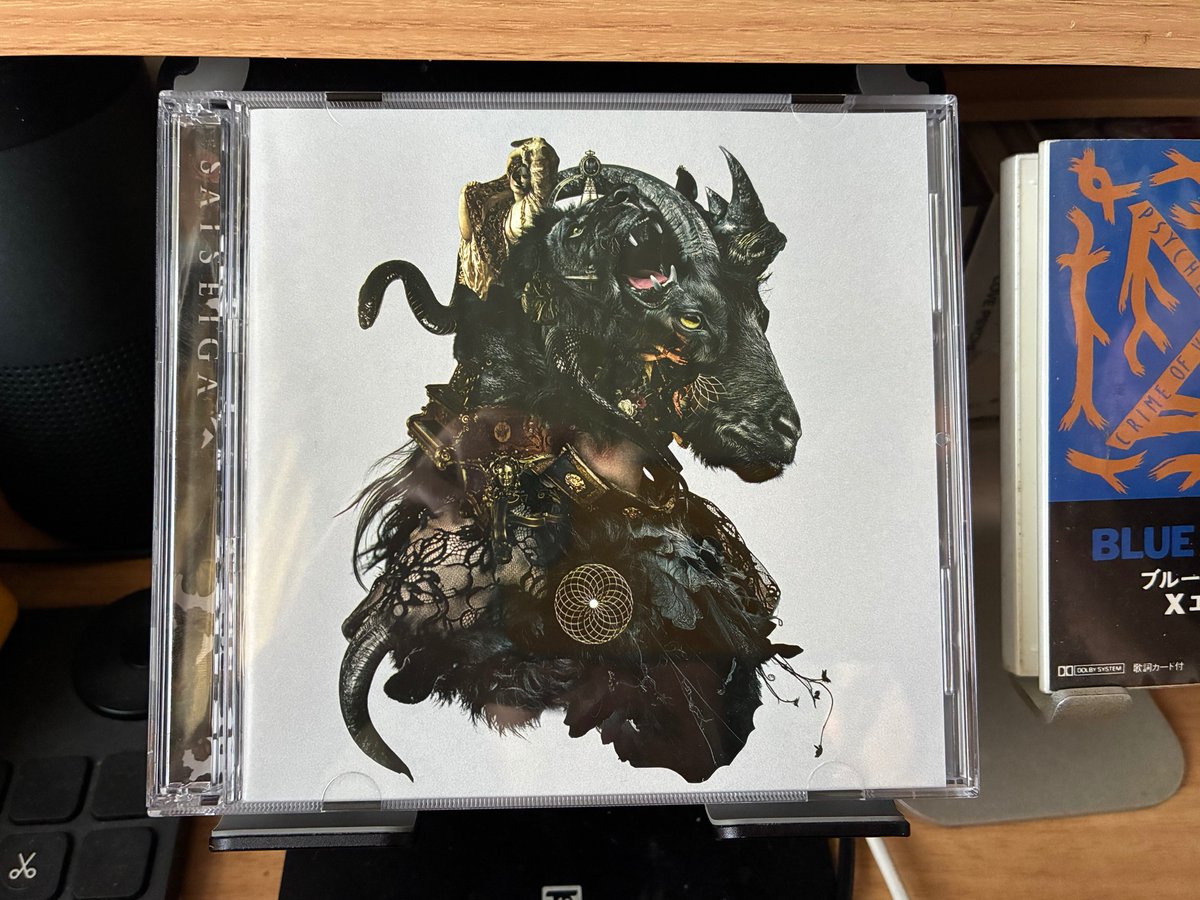 dorukuki's tweet photo. デザインしました、SAISEIGA / 黒舞台。
最新のシングル３曲(＋インスト)収録のCDと５周年ライブのDVDの2枚組！本日リリース！！ https://t.co/rQggR9gQrh