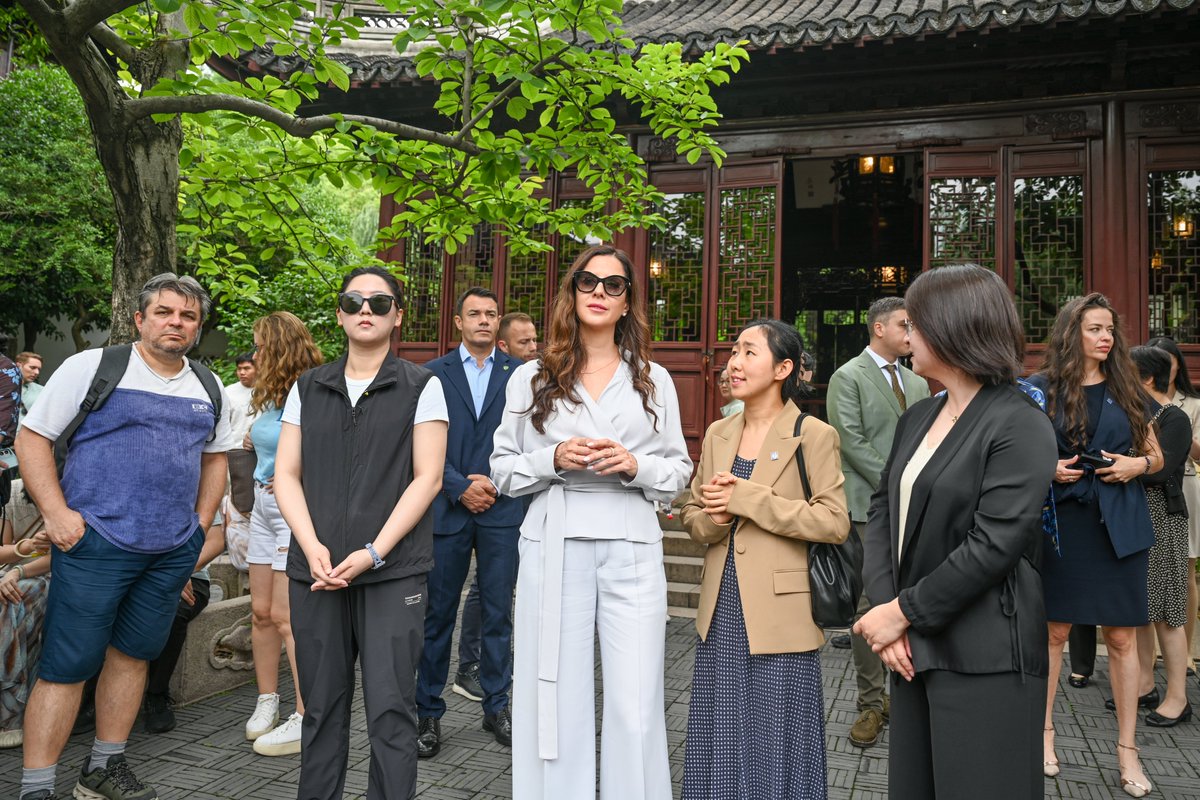 755FAffairnotes's tweet photo. On May 27, Tamara Vučić, First Lady of Serbia, visited the Yuyuan Garden in Shanghai. #ChinaSerbia #Vučić #Shanghai https://t.co/0dVRrZqaOl