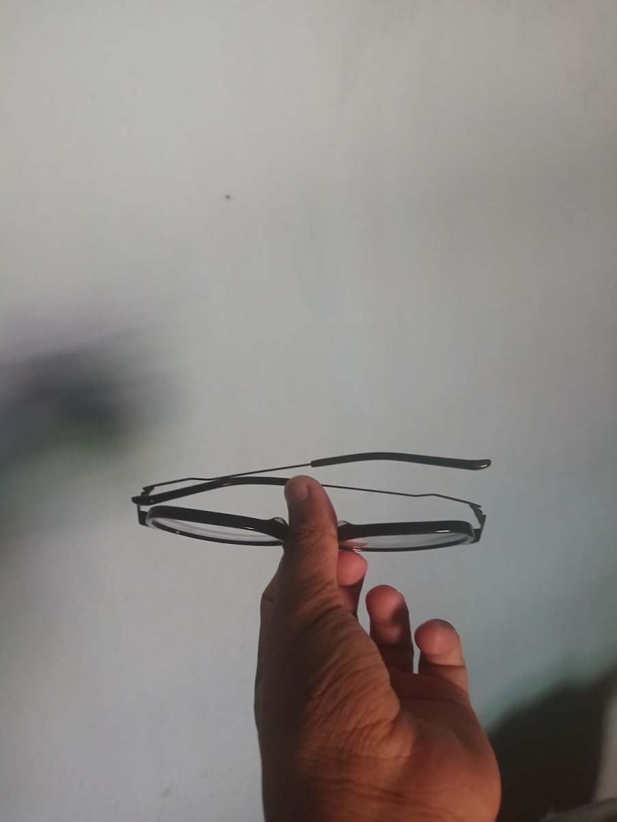 DebasisPan54565's tweet photo. I ordered 2 days ago but when it delivered it can't closed properly.what is this @Lenskart_com 
@LenskartSupport https://t.co/1mtJW32SX1