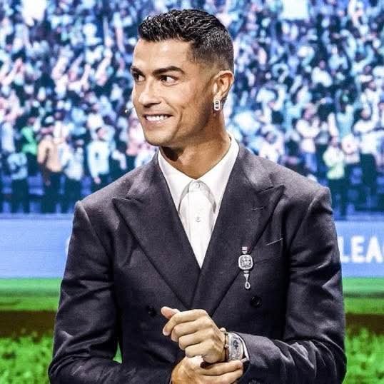 juicysoccer's tweet photo. 💰 Top 10 richest footballers in the world:

1. Cristiano Ronaldo: $1.4B
2. David Beckham: $1.2B
3. Leo Messi: $1B
4. Neymar: $450M
5. Kylian Mbappé: $250M
6. Karim Benzema: $220M
7. Zlatan Ibrahimović: $190M
8. Wayne Rooney: $170M
9. Erling Haaland: $100M
10. Mo Salah: $90M https://t.co/zXBV9GDSBL