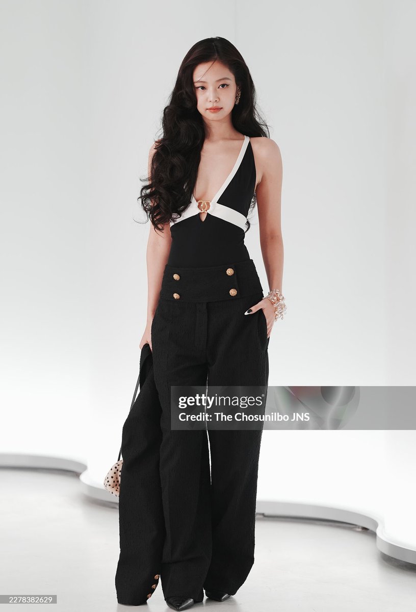 JennieDCGallery's tweet photo. 260527 #JENNIE at the #CHANEL show ─ getty images https://t.co/DksFTmXRU8