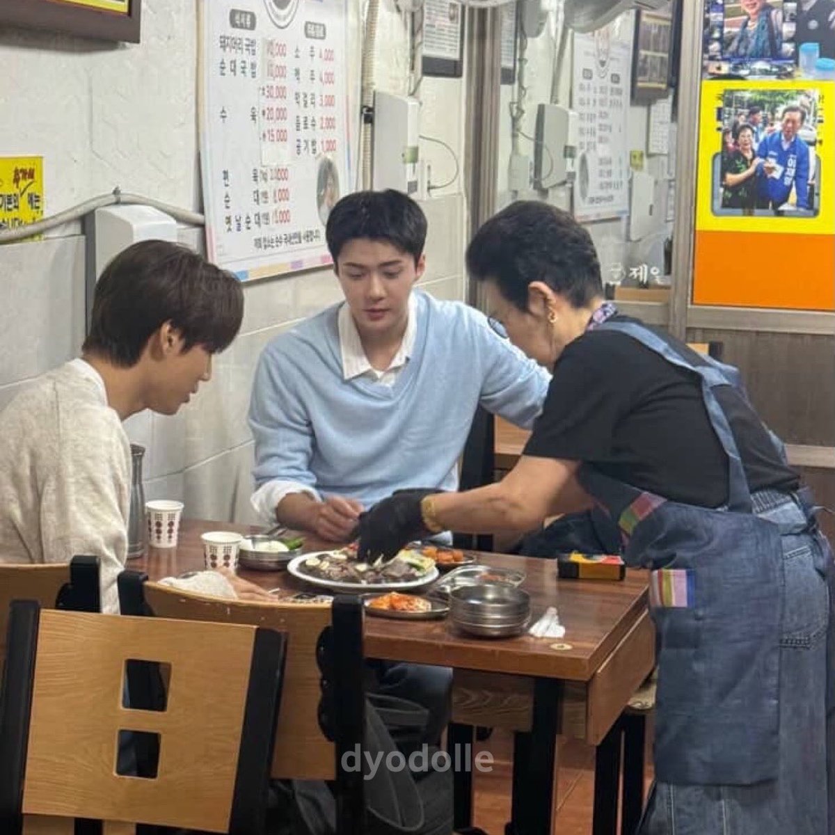 BUBBLETEAHOLIC's tweet photo. 260527 วันนี้มีคนเจอเซฮุนกับจงอินไปกินข้าวด้วยกันที่ตลาดซุนชอนอุทจัง (Suncheon Utjang Market) ด้วยค่ะ คาดว่ากำลังถ่ายรายการ “Jeongwaja” ด้วยกันที่มหาวิทยาลัยแห่งชาติซุนชอน https://t.co/0NrzXmJpIA