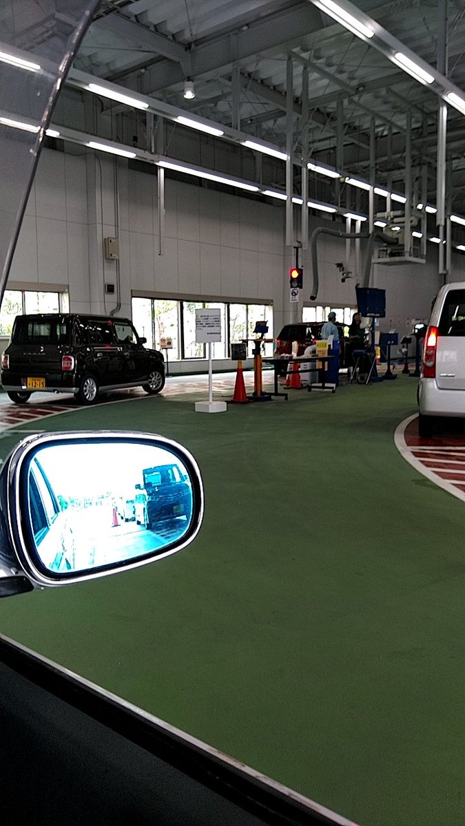 CB750FRC04's tweet photo. 急遽平日休みになったので4年寝てた車に車検注入🚗部品間に合わないから瞬間接着剤とアルミテープの車検スペシャルな悪い見本のオンパレード😅後日ちゃんと交換します🚗 https://t.co/32Q9WlBqpG