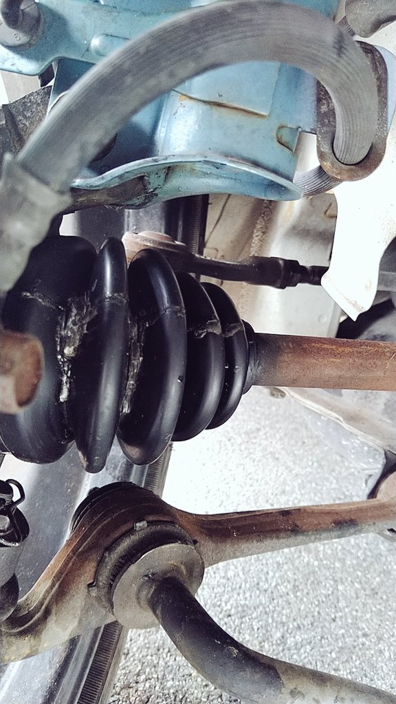 CB750FRC04's tweet photo. 急遽平日休みになったので4年寝てた車に車検注入🚗部品間に合わないから瞬間接着剤とアルミテープの車検スペシャルな悪い見本のオンパレード😅後日ちゃんと交換します🚗 https://t.co/32Q9WlBqpG