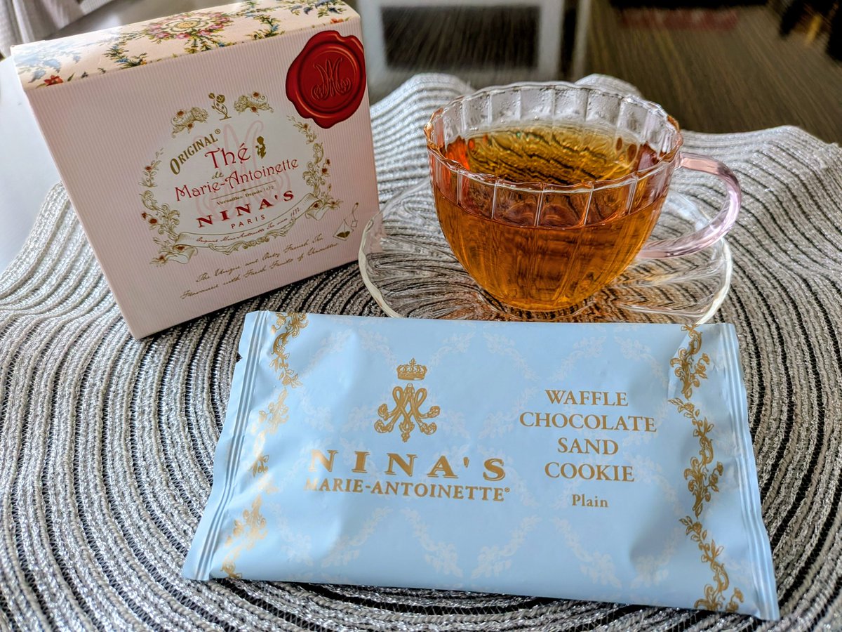 usagi7765's tweet photo. 今日のおやつ🧁
ニナス　ワッフルクッキー🧇
マリー・アントワネット☕
今日は湿度が高い💦
#茶好連
#木漏れ日のお茶会
#今日のおやつ https://t.co/5GuJ06tM12