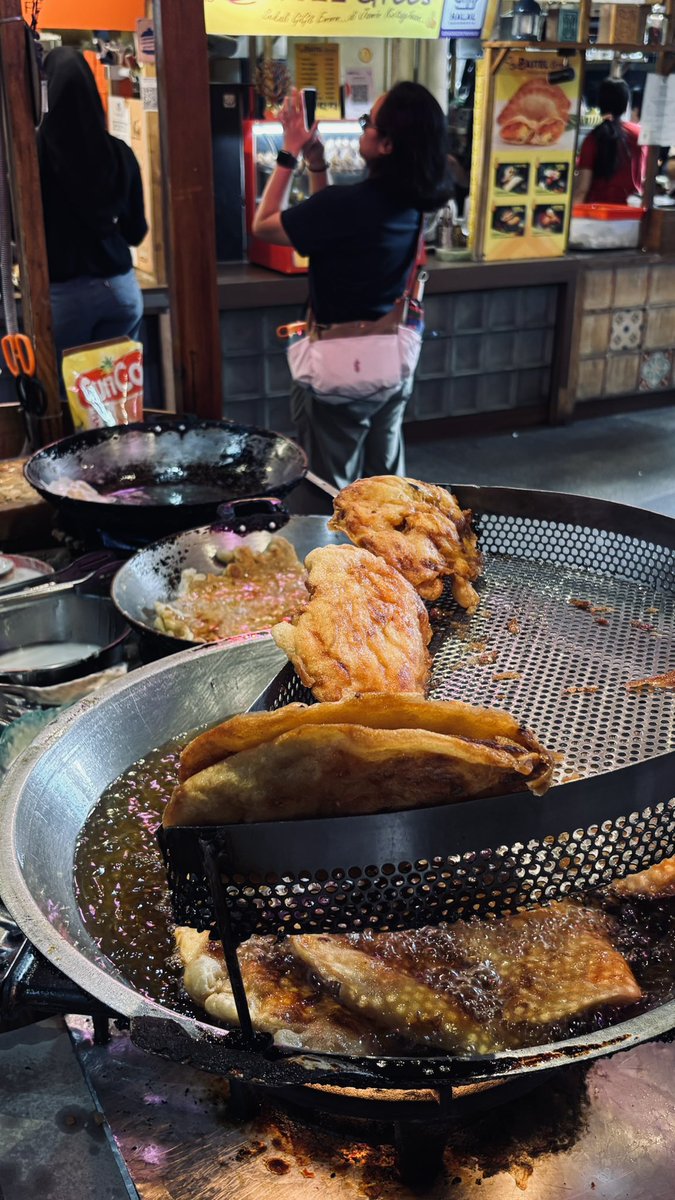 ythsevrilia's tweet photo. ⭐️- herann bangett orang-orang bisa cobain banyak makanan di glodok, padahal udah nyiapin perut kosongg, tapi makan cicongfan aja udaa kenyang betoll 😭

rate cicongfan nya 9/10 alias enak bgt, kalo cempedak goreng kayanya yg suka cempedak bakal bilang ini enakk ❗️ https://t.co/jVkfJC6lZg