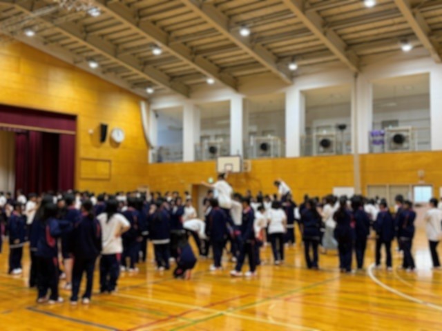 neritaka1964's tweet photo. 今週金曜日の体育祭に向けて、各クラスで練習する姿がありました。
生徒たちは本番に向けて準備を進めており、仲間と声を掛け合いながら、一体感を高めていく様子が期待されます。
体育祭本番が充実した行事となるよう、安全面にも十分配慮しながら準備を進めてまいります。 https://t.co/MQ40tKYx59