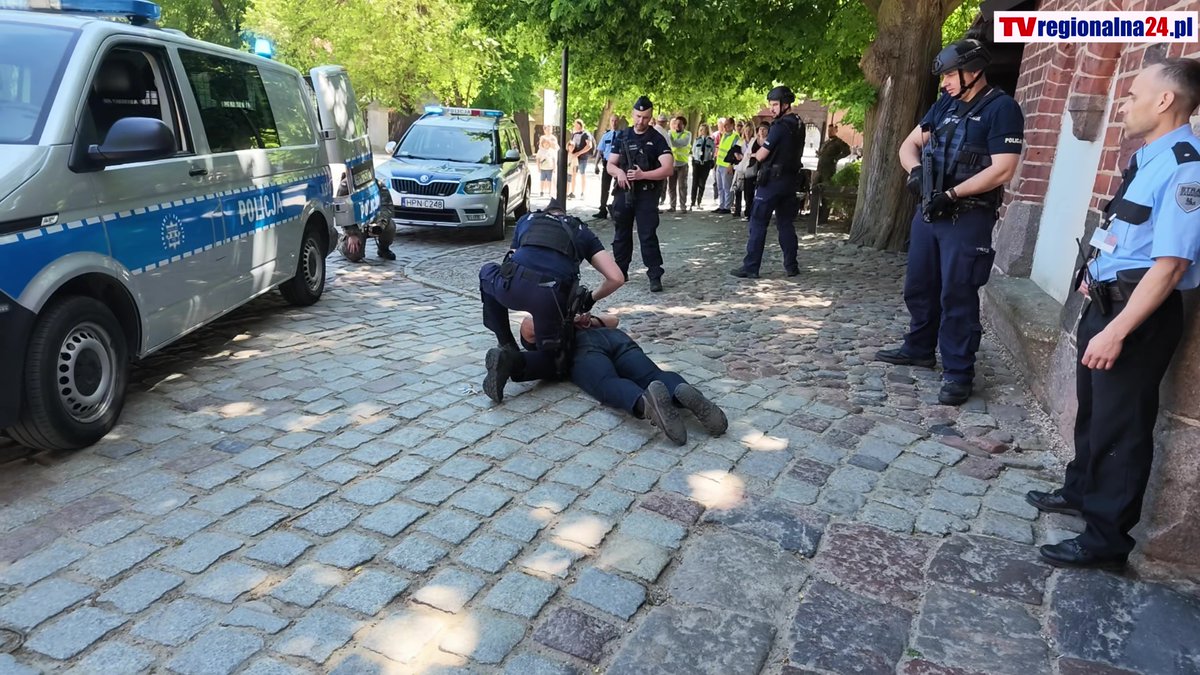 tvmalbork's tweet photo. 🚨 Ćwiczenia obronne „Zamek 26” w Malborku! 🚓🚒
👉 Pełna relacja już na naszym portalu!

#Malbork #ZamekMalbork #TvMalbork 
👉 Ćwiczenia obronne „Zamek 26” w Muzeum Zamkowym w Malborku. Służby sprawdzały gotowość na sytuacje kryzysowe
👉👉Zobacz całość: https://t.co/VllZRp2Vca https://t.co/sW9gyZIycx