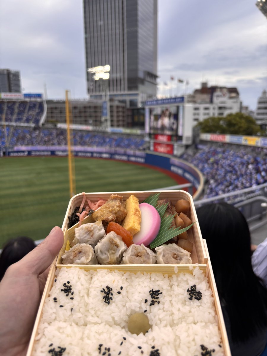 Ref_kan's tweet photo. ハマスタなう🏟️AKBのLIVE聴きながら食べるシウマイ弁当は格別や🍱
あとは試合に勝てば文句なし‼️ https://t.co/fLorXMmjWn