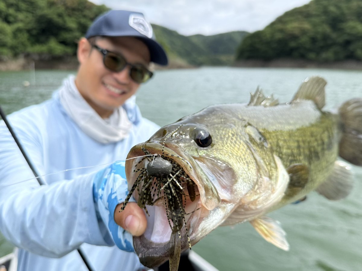 _mitsuda_0805's tweet photo. 昨日は晴れ爆風の阿武川ダムへ🎣
ポストスポーン大半のフィールドで減水爆風という生憎のコンディションでしたが、気圧や風向きの変化に合わせて、レイダウンミノー110Fやガンターオーバル×ビッグエスケープツインなどのスローダウンなど織り交ぜて6本でした😁次は無風でのトップ展開を楽しみたいな🥰 https://t.co/26fHc4gkID