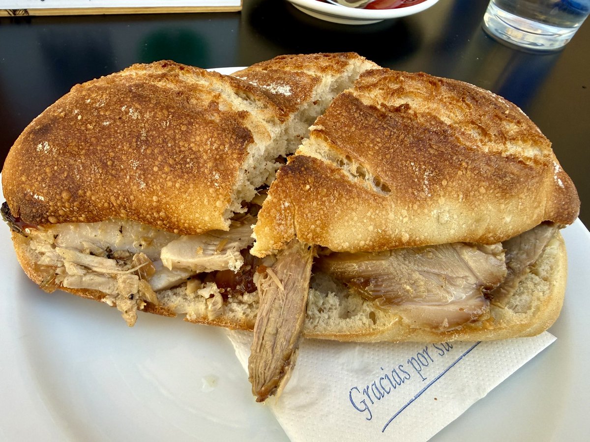 MisterEspeto's tweet photo. Desde esta cuenta se nomina al pitufo de pata de cerdo asada de Mooch Café, en Torre del Mar (Vélez-Málaga) como candidato al top de bocatas de la provincia. Tremendo. https://t.co/hcgn1roba7