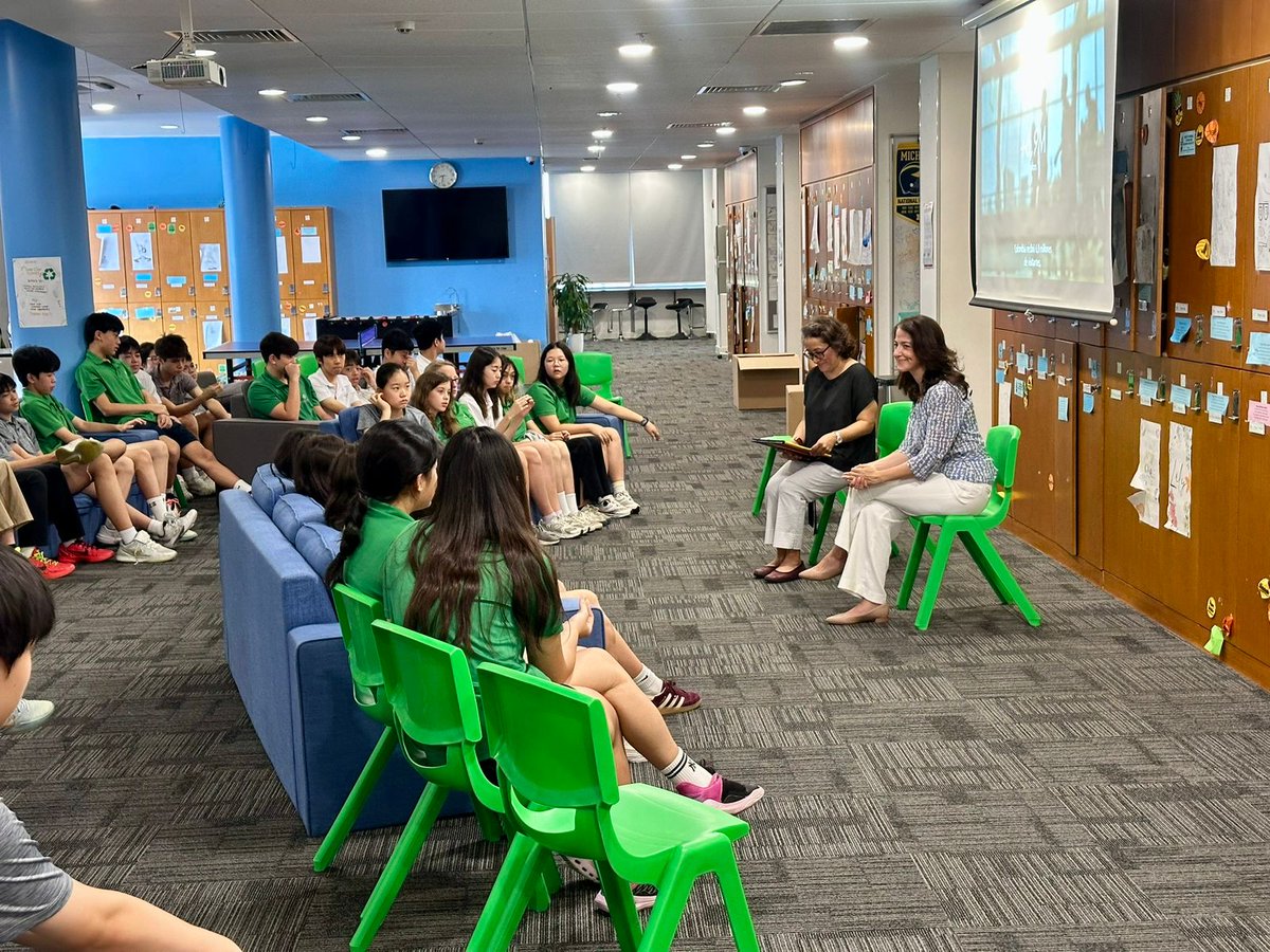 EmbColVietnam's tweet photo. Students from Concordia International School Hanoi shared a fun morning with our ambassador, practicing their Spanish and chatting about the best of Colombia ��🇴

It was a warm and welcoming meeting where they learned about the main tourist destinations, geography, gastronomy, biodiversity, and interesting facts about our country 🦜🗻🌊🌅🏙️🌴🐋

They also tried out some delicious arepas 🫓😋🫓, and some of the brightest students, who answered questions about what they had learned, received some special gifts!

We hope they will cherish this experience in their memories and hearts, and that one day they will be able to visit THE COUNTRY OF BEAUTY! 💛💙❤️
-----

Estudiantes del Concordia International School Hanoi compartieron con nuestra embajadora, una divertida mañana practicando el español y conversando sobre lo mejor de Colombia 🇨🇴

Un acogedor encuentro en el que pudieron aprender sobre los principales destinos turísticos, geografía, gastronomía, biodiversidad y curiosidades sobre nuestro país. 🦜🗻🌊🌅🏙️🌴🐋

También probaron unas deliciosas arepas 🫓😋🫓 y, los más pilos, quienes respondieron preguntas sobre lo aprendido, ¡se llevaron unos regalos especiales!

¡Esperamos que guarden esta experiencia en su memoria y corazón y que algún día, puedan visitar EL PAÍS DE LA BELLEZA! 💛💙❤️