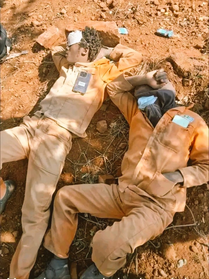 teffo_ME's tweet photo. One thing about CWP people is , they will nap anywhere, I almost called an ambulance 😭 https://t.co/BsSAYQjAro