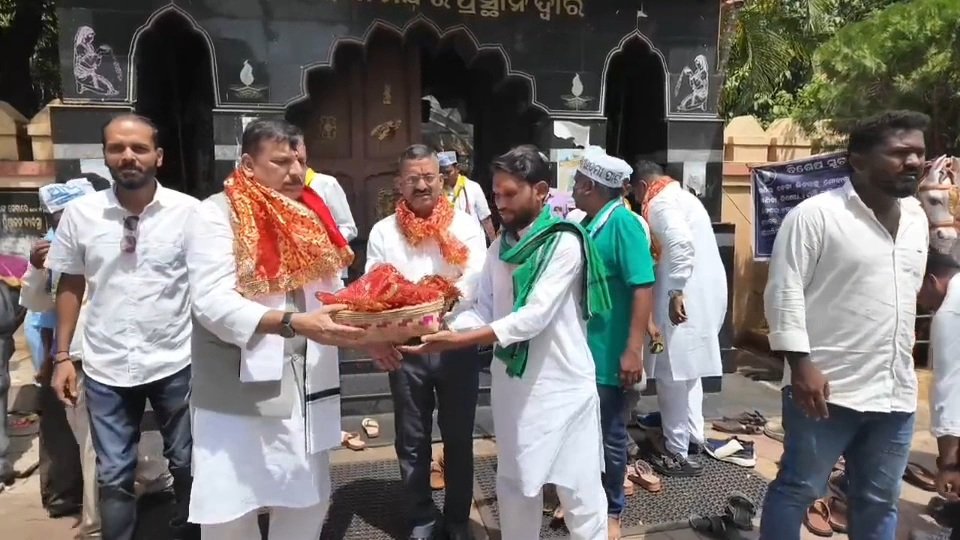 AshishPandeAap's tweet photo. ପ୍ରସିଦ୍ଧ ମା' ଘଟଗାଁ #ତାରିଣୀ ଙ୍କ ଦର୍ଶନ କରି ମା ଙ୍କ କୃପା ଲାଭ କଲେ ଆପ୍ ରାଜ୍ୟସଭା ସାଂସଦ ଶ୍ରୀ @SanjayAzadSln ଜି ମାନନୀୟ ରାଜ୍ୟ ସଭାପତି @nishimohapatra ଜି ଅନ୍ୟ ନେତୃତ୍ୱ ଏବଂ ଆମ ବଲାଙ୍ଗୀର ଜିଲ୍ଲା ସଭାପତି ତଥା ରାଷ୍ଟ୍ରୀୟ ପରିଷଦ ସଦସ୍ୟ ଶ୍ରୀ ଆଶିଷ ପାଣ୍ଡେ ଜି
@AamAadmiParty
@AAPOdisha
#Jaymaa
#AshishPande https://t.co/6BUQWgWzgO