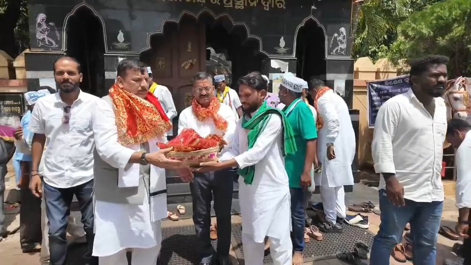 AshishPandeAap's tweet photo. ପ୍ରସିଦ୍ଧ ମା' ଘଟଗାଁ #ତାରିଣୀ ଙ୍କ ଦର୍ଶନ କରି ମା ଙ୍କ କୃପା ଲାଭ କଲେ ଆପ୍ ରାଜ୍ୟସଭା ସାଂସଦ ଶ୍ରୀ @SanjayAzadSln ଜି ମାନନୀୟ ରାଜ୍ୟ ସଭାପତି @nishimohapatra ଜି ଅନ୍ୟ ନେତୃତ୍ୱ ଏବଂ ଆମ ବଲାଙ୍ଗୀର ଜିଲ୍ଲା ସଭାପତି ତଥା ରାଷ୍ଟ୍ରୀୟ ପରିଷଦ ସଦସ୍ୟ ଶ୍ରୀ ଆଶିଷ ପାଣ୍ଡେ ଜି
@AamAadmiParty
@AAPOdisha
#Jaymaa
#AshishPande https://t.co/6BUQWgWzgO
