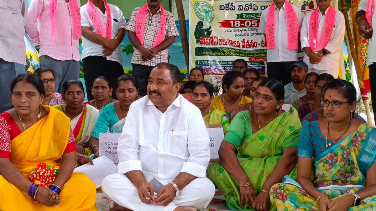 SandraMLA's tweet photo. పెనుబల్లి మండల కేంద్రములో ఐకేపీ, వీవోఏ రాష్ట్ర జేఏసీ పిలుపు మేరకు సిబంది చెప్పట్టిన ధర్నా కార్యక్రమంలో మాజీ ఎమ్మెల్యే సండ్ర వెంకట వీరయ్య గారు పాల్గొని మద్దతు తెలియజేసారు. వివోఏ సిబందికి రాష్ట్ర వ్యాప్తంగా కనీసవేతనం 20000 ఇవ్వాలని డిమెండ్ చేసారు. ఉద్యోగ భద్రత కల్పించాలి. 1/2 https://t.co/qhdRWmrTLE