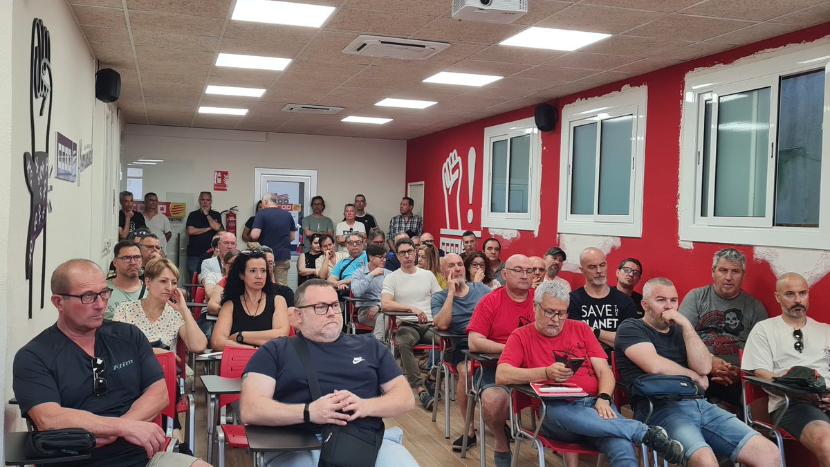 FICCOOCat's tweet photo. Situem a l'assemblea les propostes que per a nosaltres són fonamentals per al nou conveni del metall.

 Tot i que la patronal no comparteix moltes d'aquestes propostes, seguirem treballant fort per aconseguir-les per millorar drets i condicions laborals al sector https://t.co/7KEtxFs8lX