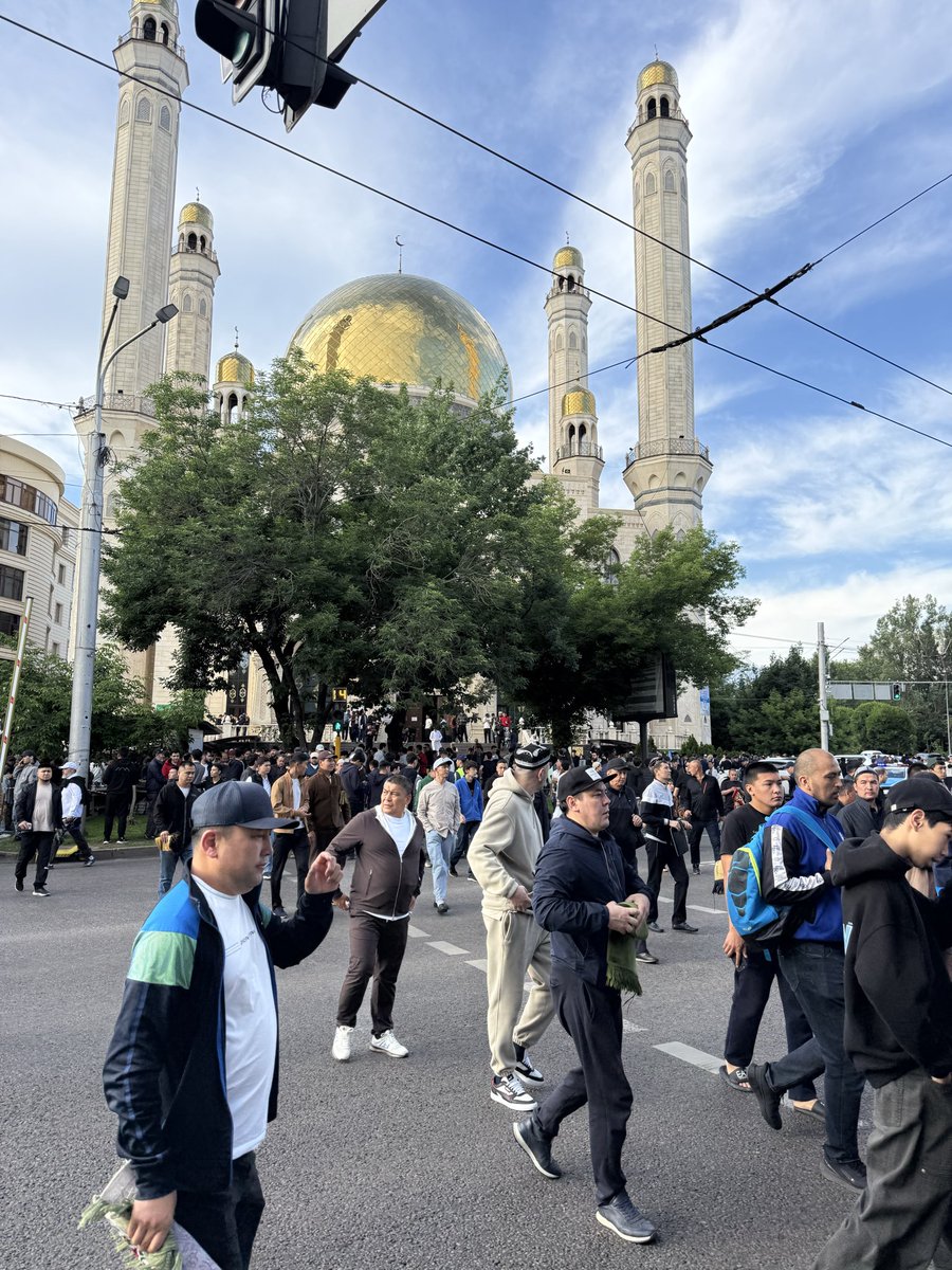 masuk_uslu's tweet photo. Almatı’da bayram sabahı…
Camiden eve doğru yürürken beş bin kilometre ötelerde olmanın burukluğ çökmüştü bakışlarına https://t.co/Q6sSrZbJkF