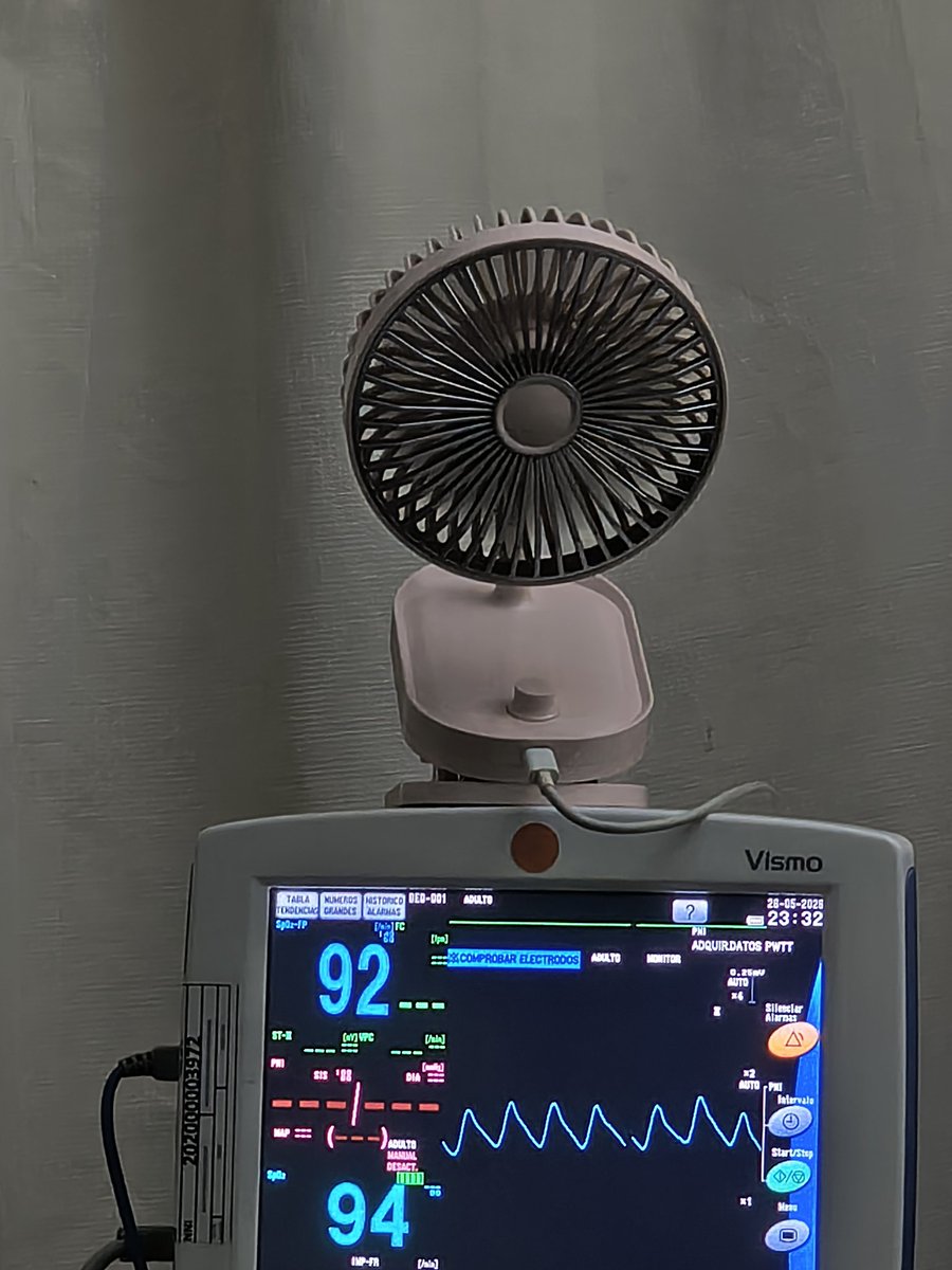 premparitosh's tweet photo. Porque el no tener clima en Terapia intensiva y algunos pisos es una de las MUCHAS CARENCIAS de este hospital. 
La verdad mi papá la pasa bien con el chiqui ventilador (y si, ya se, es muy chiqui 😥) https://t.co/gC4Oiff1Ns