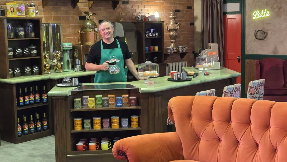 ExtraLars's tweet photo. Covering for Gunther again.🙄
Anyone need coffee ☕️
#CentralPerk https://t.co/rL9OgnXfHz