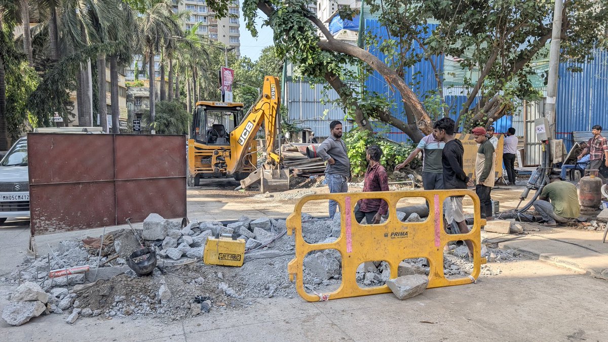 ankeetd's tweet photo. New road on Ghatla Village Rd, opp Ratna Stores, Chembur, dug up yesterday &amp; this is today’s patchwork. 🚧

Hope it survives the monsoon, otherwise the whole stretch will be a mess again. 🌧️ #Chembur #MumbaiRoads https://t.co/Qe6jqjWb6k